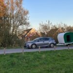 Achter de auto
